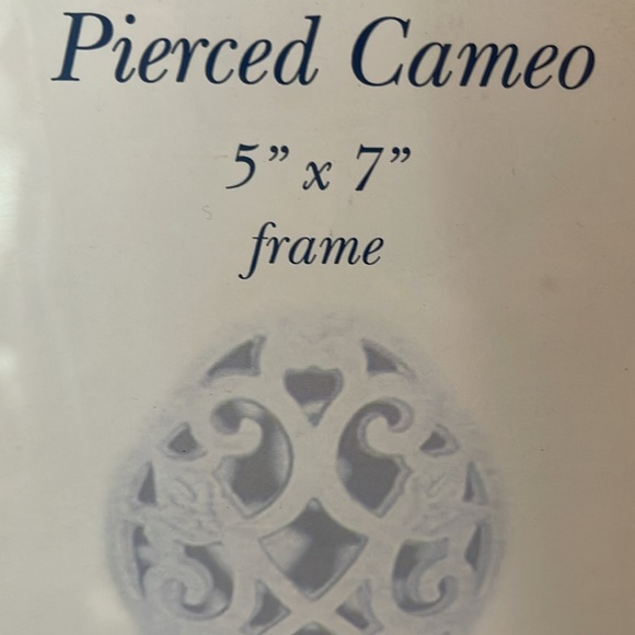 Partylite Pierced Cameo picture frame-NIB.Fits a 5x7 picture.BEAUTIFUL/ Rare - Picture 8 of 10